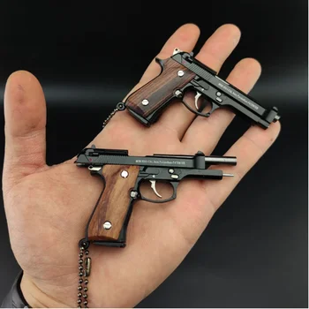 1:3 Scale Alloy Berreta 92F Püstol Mini Berreta Relv Võtmehoidja Berreta M92 Püstol Võtmehoidja Fidget Mänguasi PUBG Relv Mänguasi Kingitus